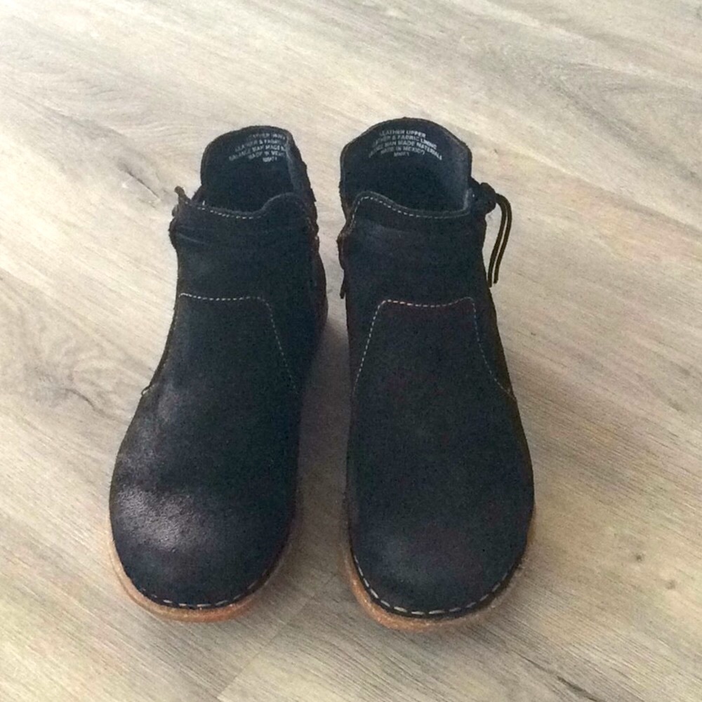Born Handcrafted Footwear. Size 8 Black